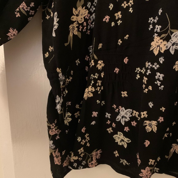 Long Sleeved, Cinched Waist Floral Top - Picture 3 of 3